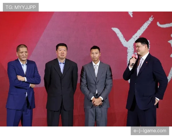 易建联穿拖鞋下楼被邻居拍，豪车和菜篮子同框那反差太带劲